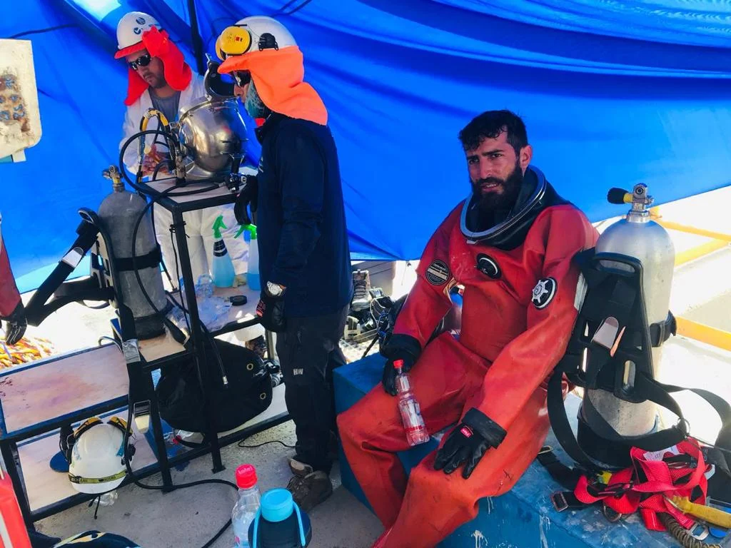 Vista submarina de una operación de buceo.