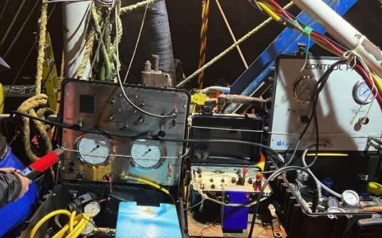 Buzo comercial inspeccionando pilotes de muelle en Chile.