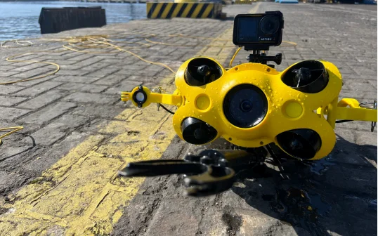 Buzo profesional realizando una inspección submarina.